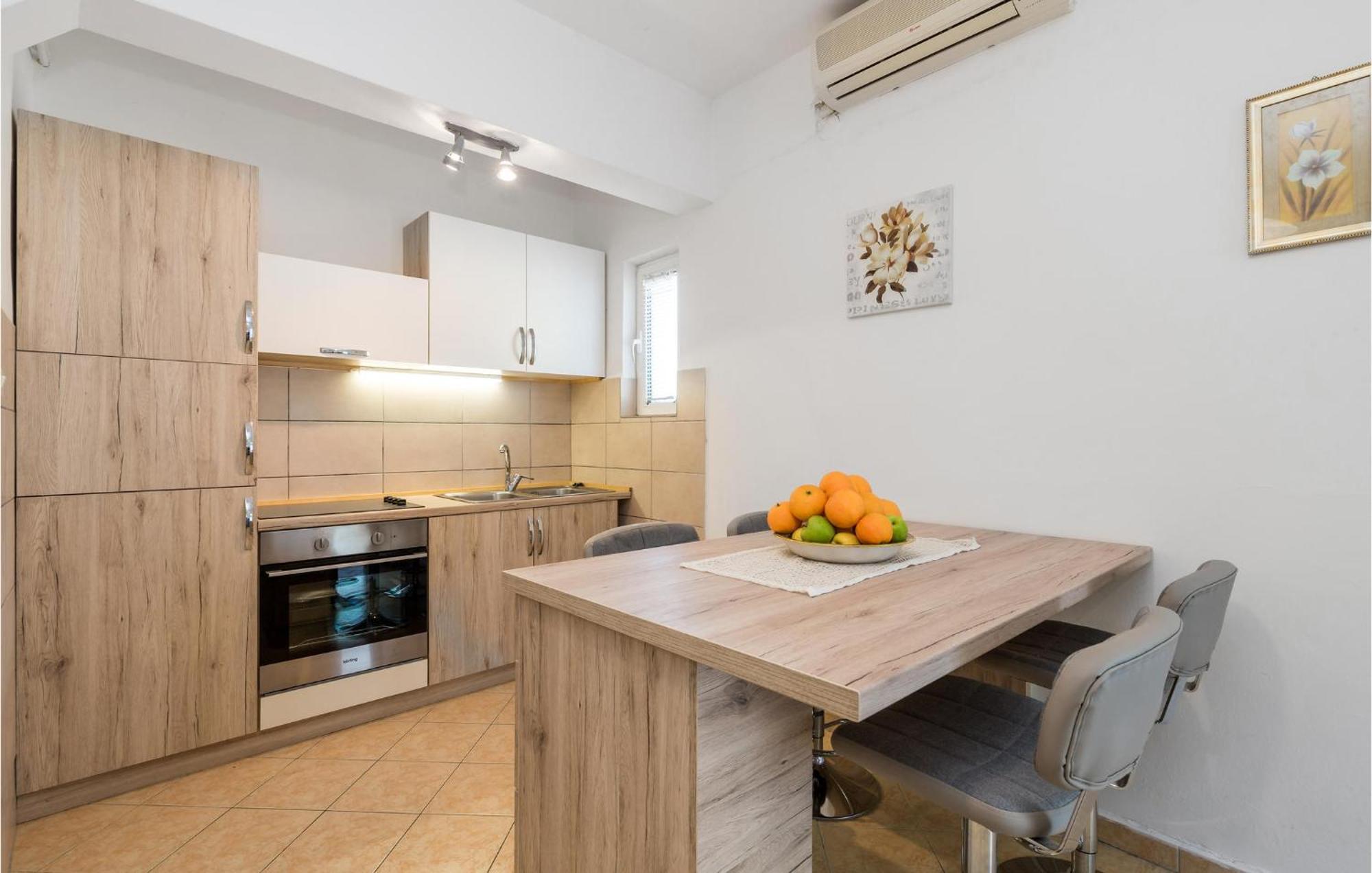 1 Bedroom Amazing Apartment In Kampor Exterior foto