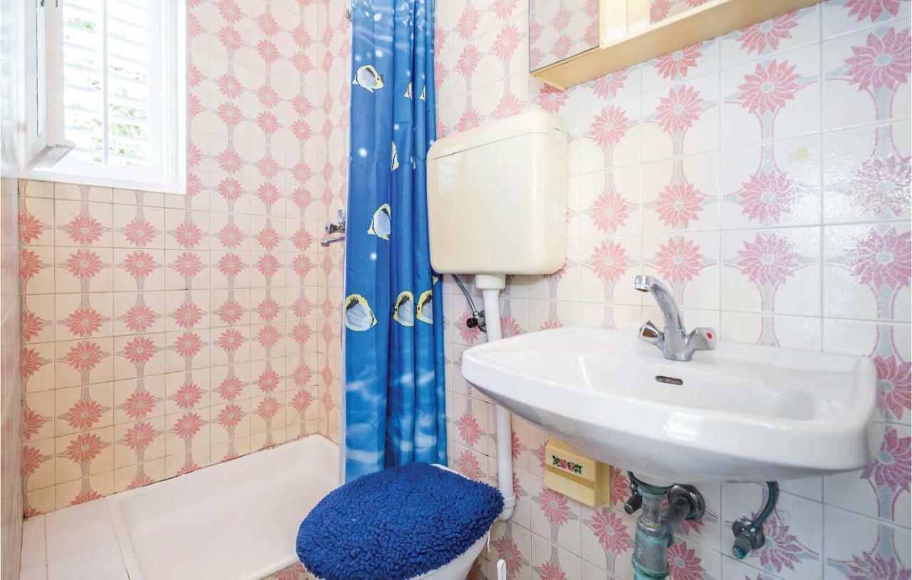 1 Bedroom Amazing Apartment In Kampor Exterior foto